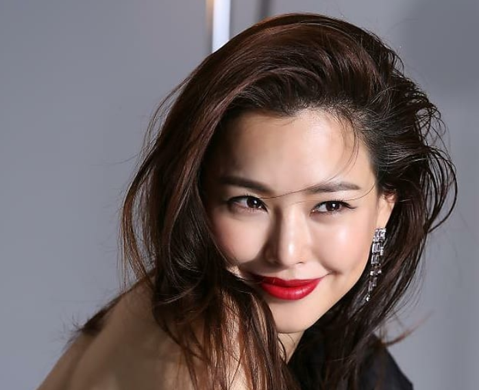 Cô được khán giả xứ kim chi gọi là "Hoa hậu đẹp nhất Hàn Quốc".