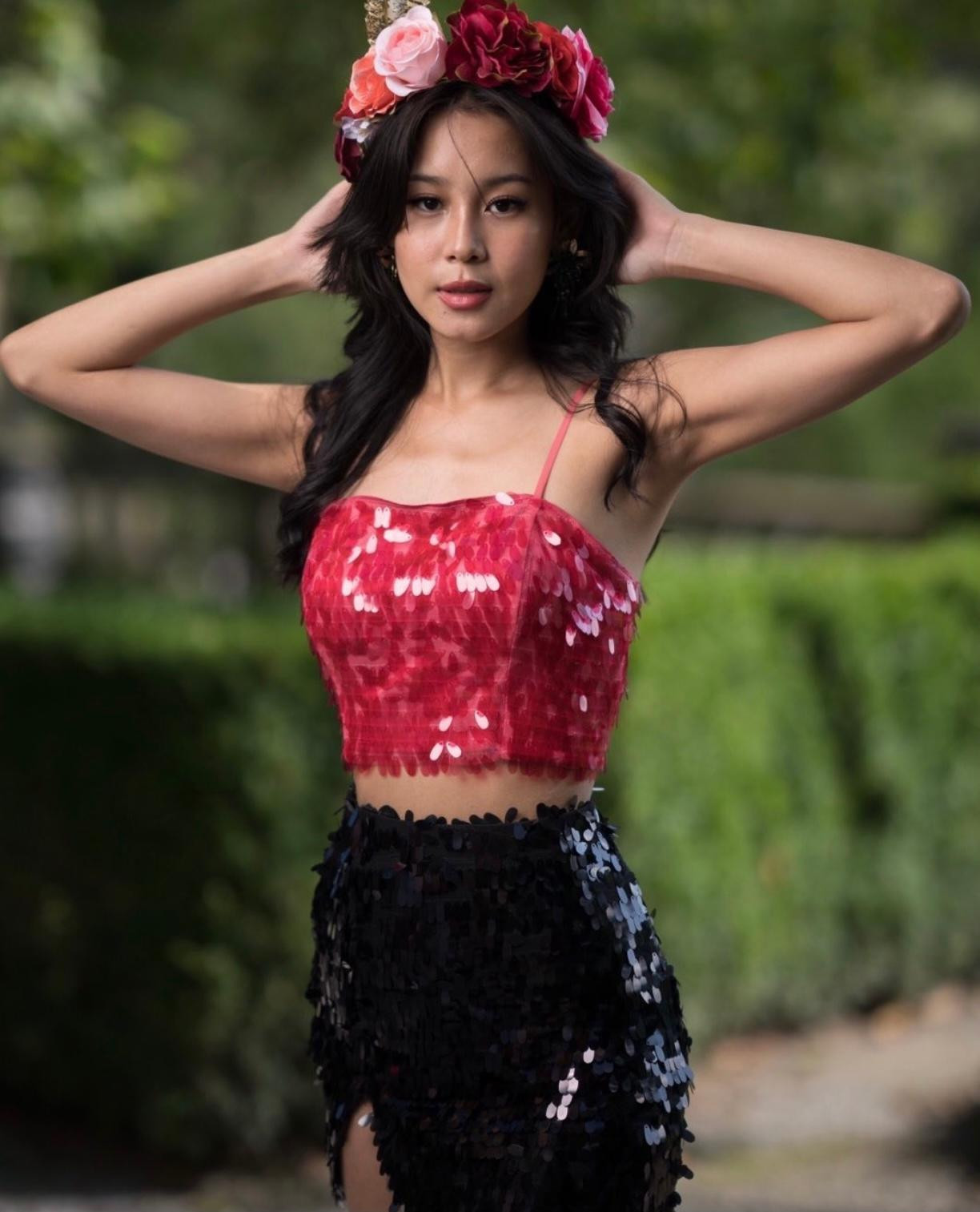 Người đẹp năm nay 20 tuổi và là người gốc Tây Tạng. Người đẹp năm nay 20 tuổi và là người gốc Tây Tạng.