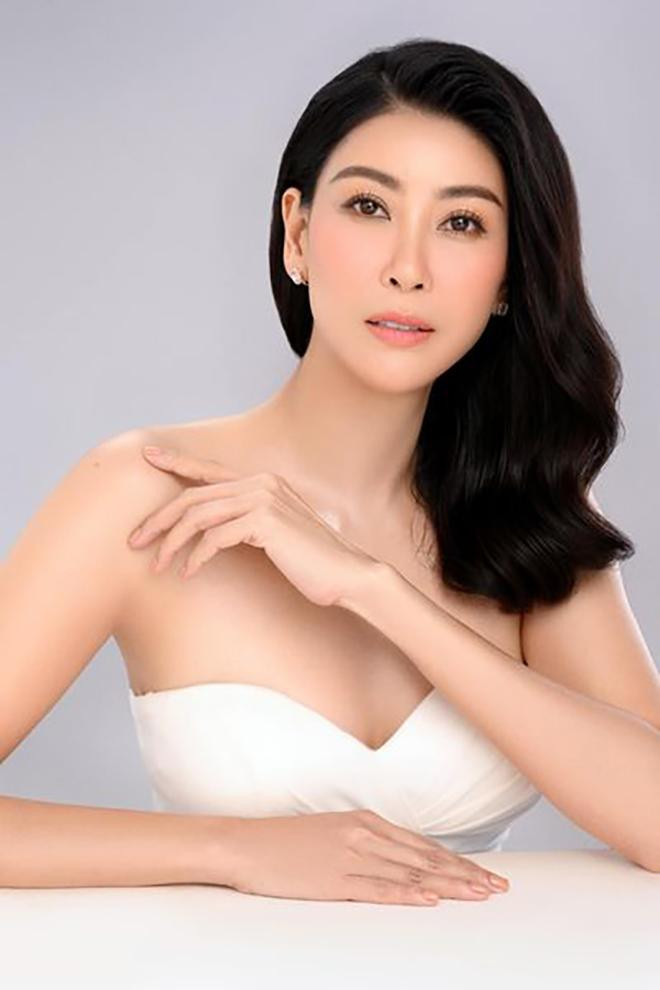 Hoa hậu Hà Kiều Anh khoe vai trần với bộ váy cúp ngực màu trắng.