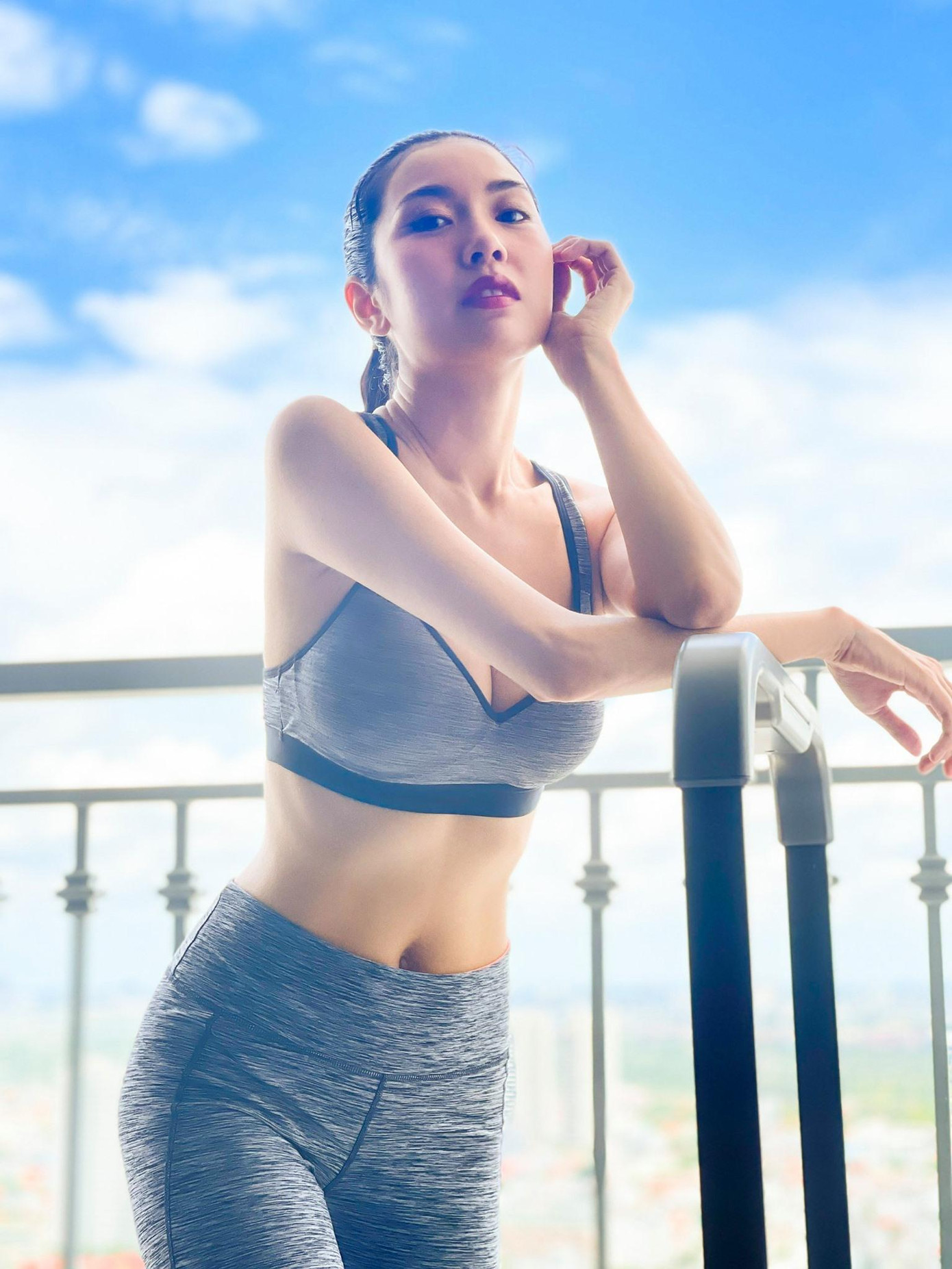 Á hậu Thuý Vân diện trang phục thể thao khoe vóc dáng nóng bỏng.