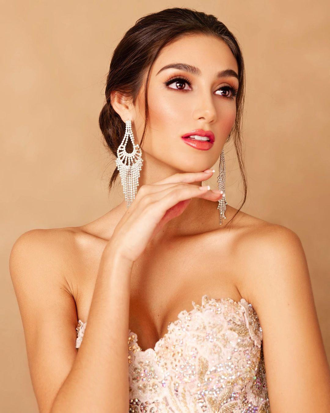 Cô sẽ đại diện cho Colombia tại cuộc thi Miss Grand International 2021 diễn ra tại Thái Lan vào tháng 11 tới và trở thành một đối thủ của người đẹp Nguyễn Thúc Thuỳ Tiên.