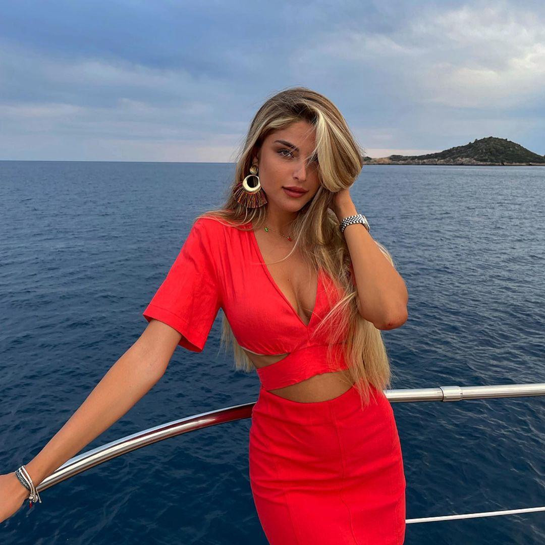 Người đẹp năm nay 21 tuổi, sở hữu chiều cao ấn tượng 1m80 và đang là sinh viên luật.