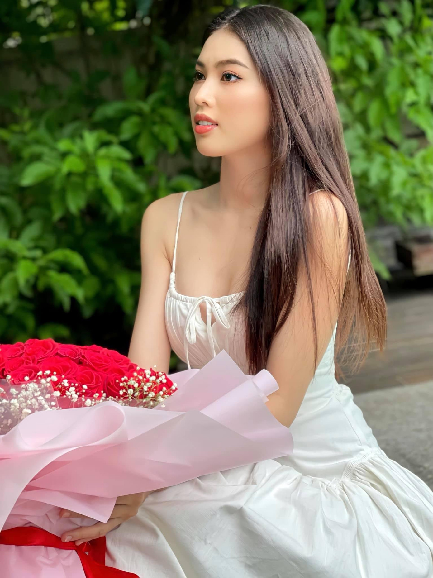 Á hậu Ngọc Thảo quyến rũ với sắc trắng thanh lịch.