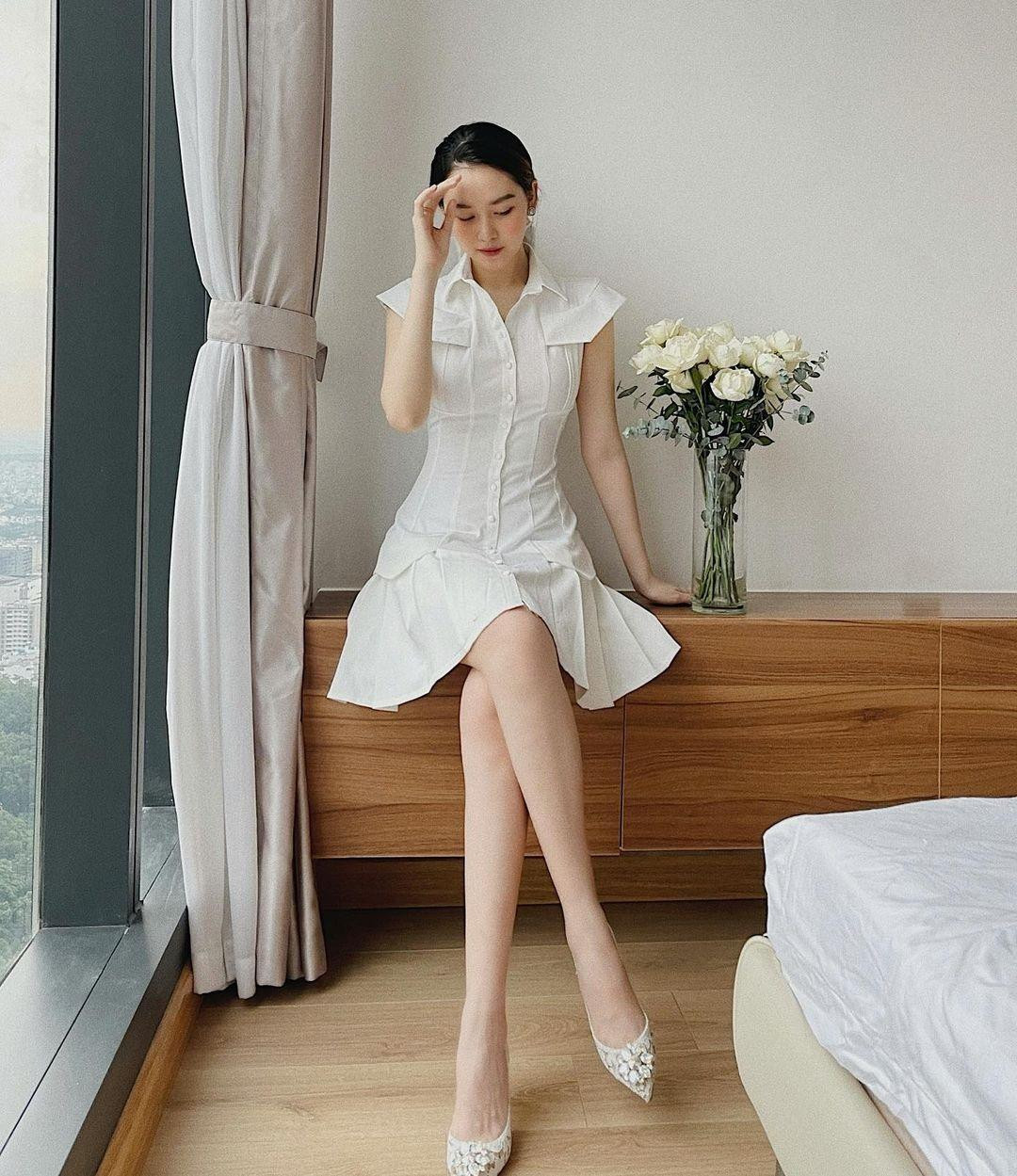 Á hậu Tường San đẹp tựa nàng thơ với bộ váy trắng tinh khiết. Á hậu Tường San đẹp tựa nàng thơ với bộ váy trắng tinh khiết.