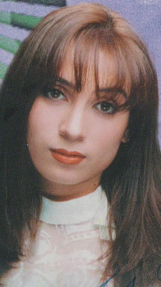 Thời trẻ Phi Nhung thường nhuộm tóc nâu sáng, để tóc mái dễ thương và ngọt ngào.