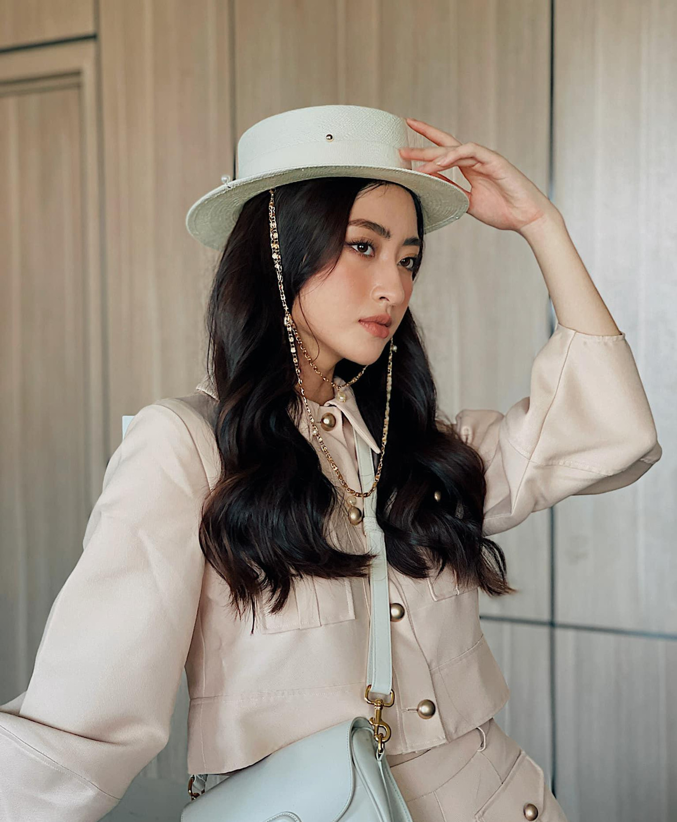 Hoa hậu Lương Thuỳ Linh xinh đẹp tựa tiểu thư với set đồ tông màu kem thanh lịch.