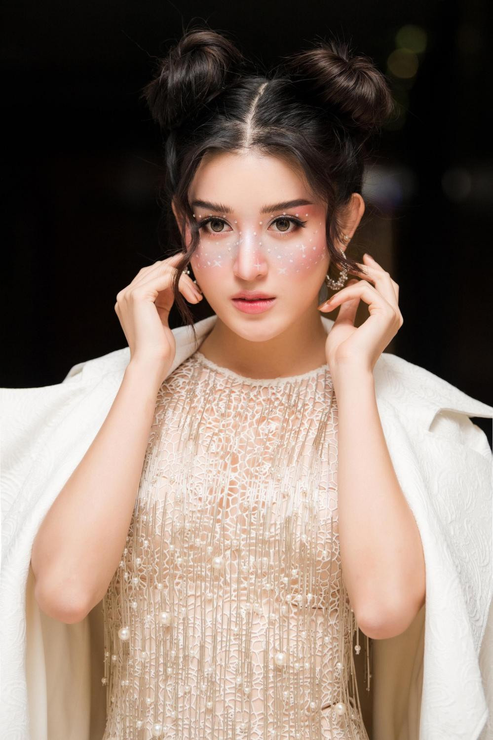 Tạo hình liêu trai đầy bí ẩn này của Huyền My cũng sẽ rất phù hợp nếu hoá thân thành chị Hằng trong ngày hội trăng rằm.