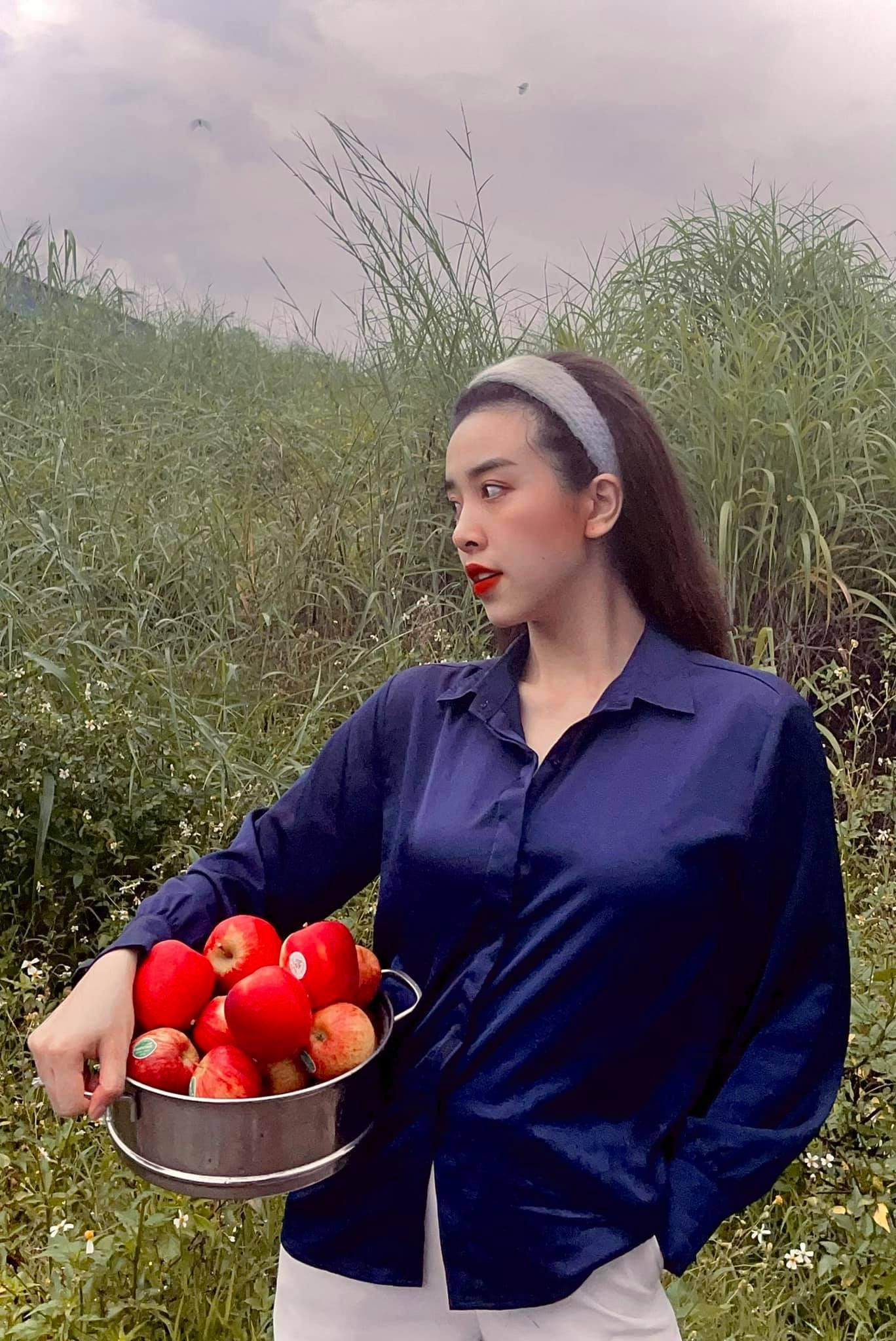 Á hậu Thuý An hoá nàng thôn nữ xinh đẹp và gợi cảm.