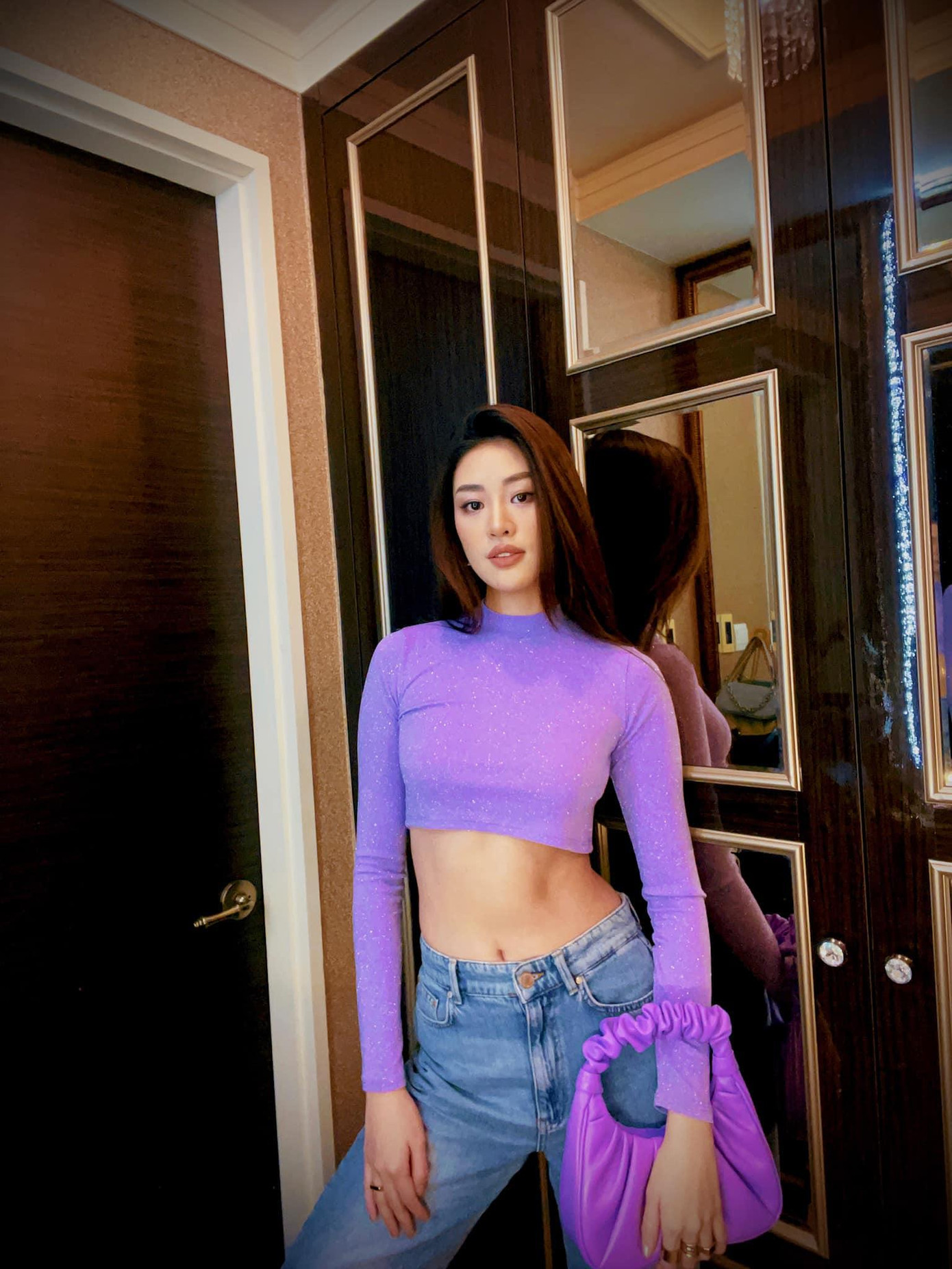 Hoa hậu Khánh Vân diện crop-top khoe trọn vòng eo thon nóng bỏng.