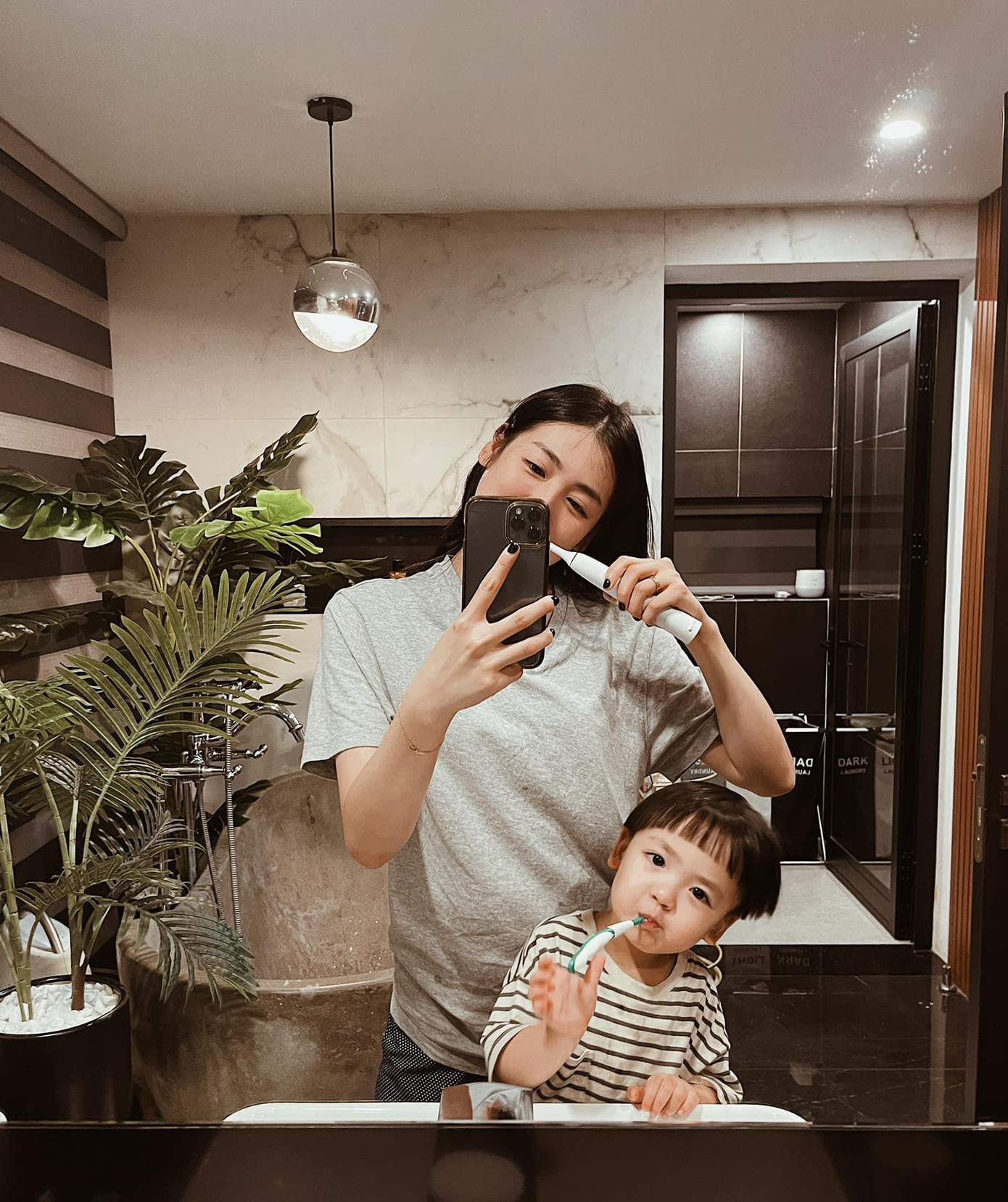 Á hậu Tú Anh khoe khoảnh khắc đáng yêu bên cậu con trai.