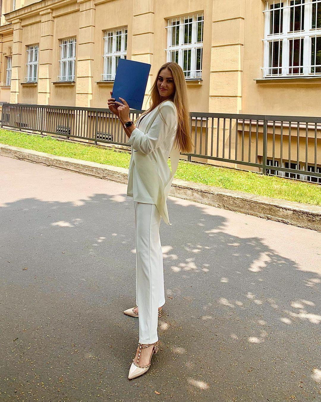 Adela Stroffekova là một giáo viên, đồng thời là một người mẫu và chuyên gia về thể chất. Adela Stroffekova là một giáo viên, đồng thời là một người mẫu và chuyên gia về thể chất.