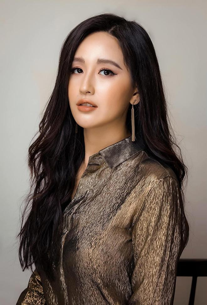 Không chỉ xinh đẹp, tài giỏi, Mai Phương Thuý cũng được ngưỡng mộ nhờ sự thông minh và trình độ học thức ấn tượng. Cô từng đỗ ngành Quản trị Kinh doanh thuộc Đại học Ngoại thương Hà Nội nhưng Mai Phương Thuý đã quyết định giành học bổng toàn phần tại Đại học RMIT và đã tốt nghiệp chương trình cử nhân Thương mại tại đây.