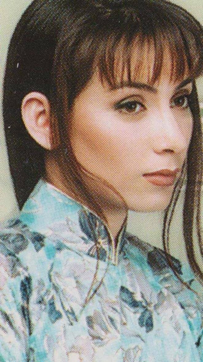 Mặc dù sở hữu nhan sắc lai Tây nhưng Phi Nhung rất thích mặc áo dài truyền thống.