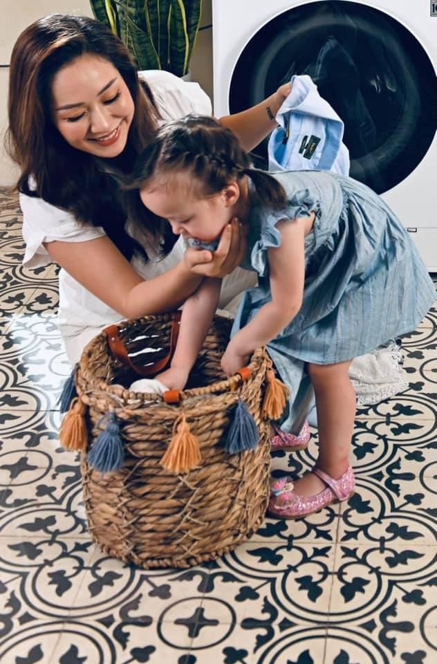 Hoa hậu Ngô Phương Lan khoe khoảnh khắc đáng yêu bên con gái. Hoa hậu Ngô Phương Lan khoe khoảnh khắc đáng yêu bên con gái.