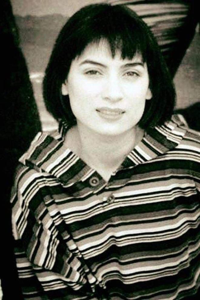 Ca sỹ Phi Nhung sinh năm 1972 tại Pleiku. So với bạn bè, đồng nghiệp cùng trang lứa, Phi Nhung có nét đẹp lai thật khác biệt.