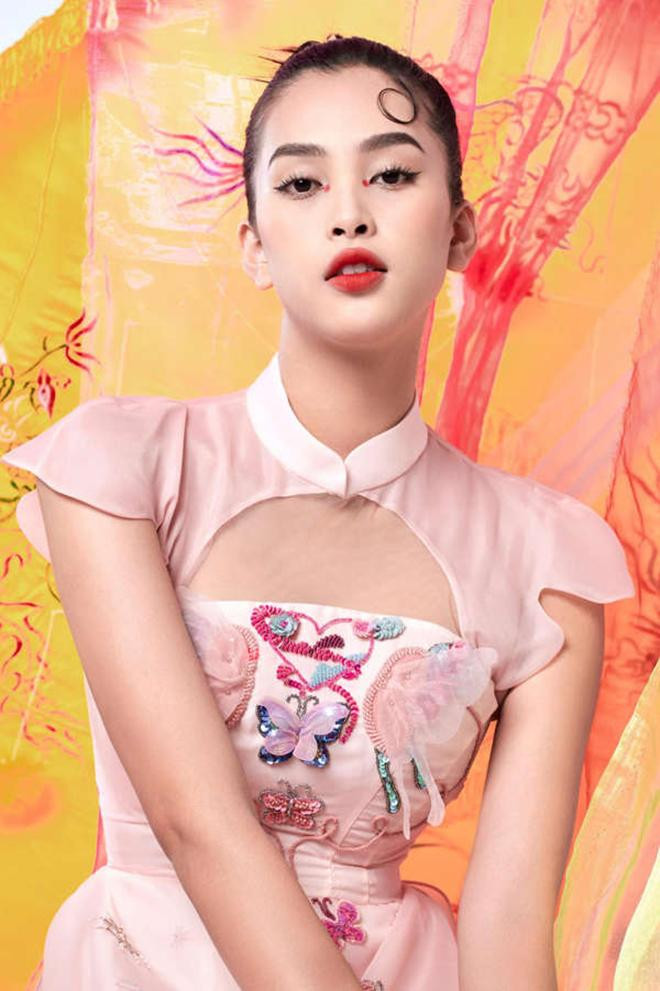 Vẫn là trang phục cổ trang nhưng phảng phất những nét hiện đại khiến Tiểu Vy xứng danh mỹ nhân Việt.