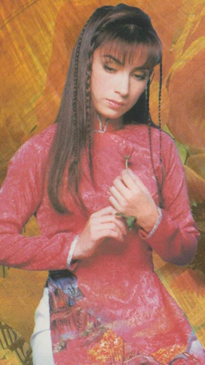 Vẻ đẹp của Phi Nhung khi mặc áo dài được đánh giá là đặc biệt, khó trộn lẫn.