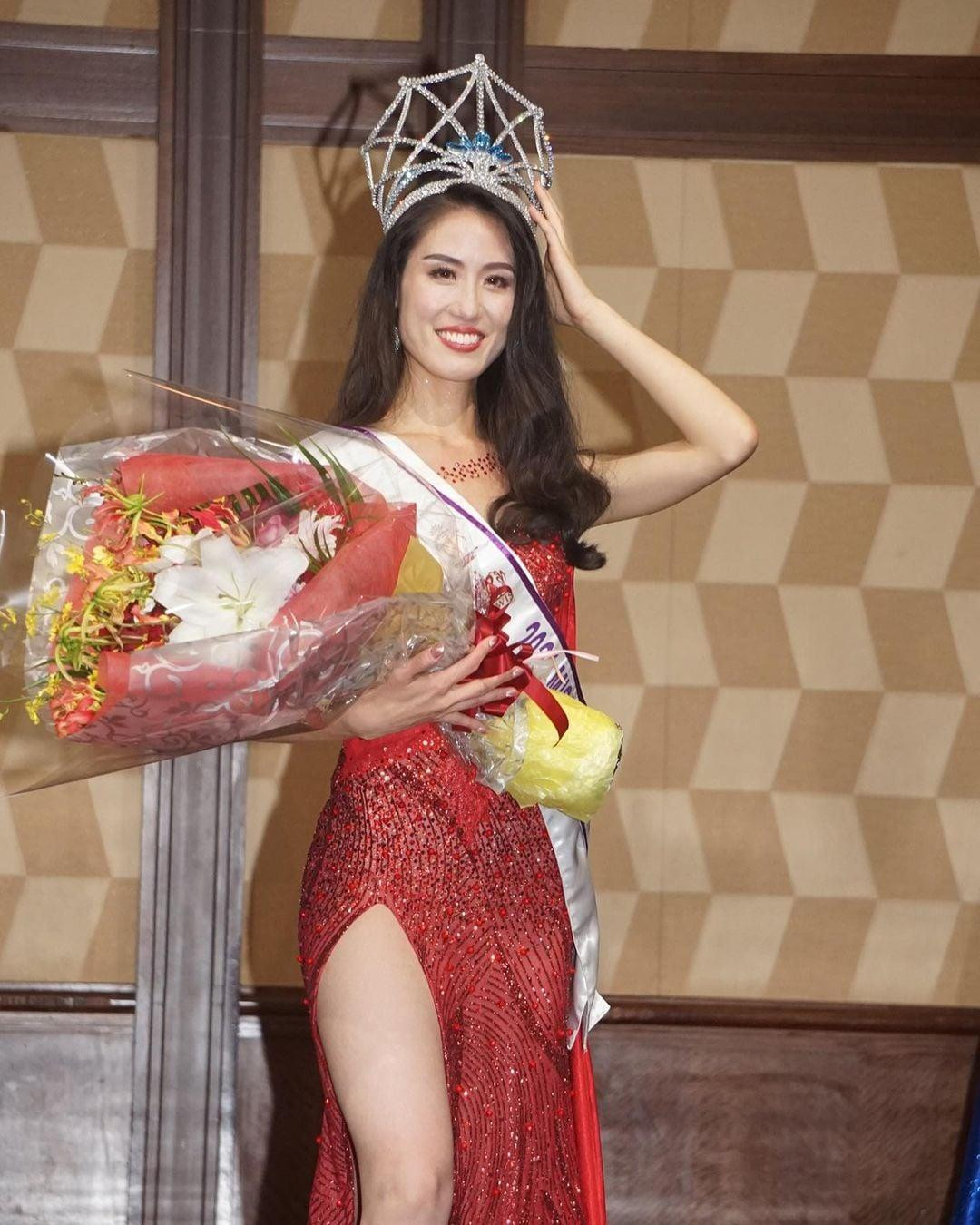 Mới đây, người đẹp Rina Okada đã đăng quang ngôi vị Hoa hậu Siêu quốc gia Nhật Bản 2021. Nhan sắc của người đẹp 27 tuổi không được đánh giá cao.