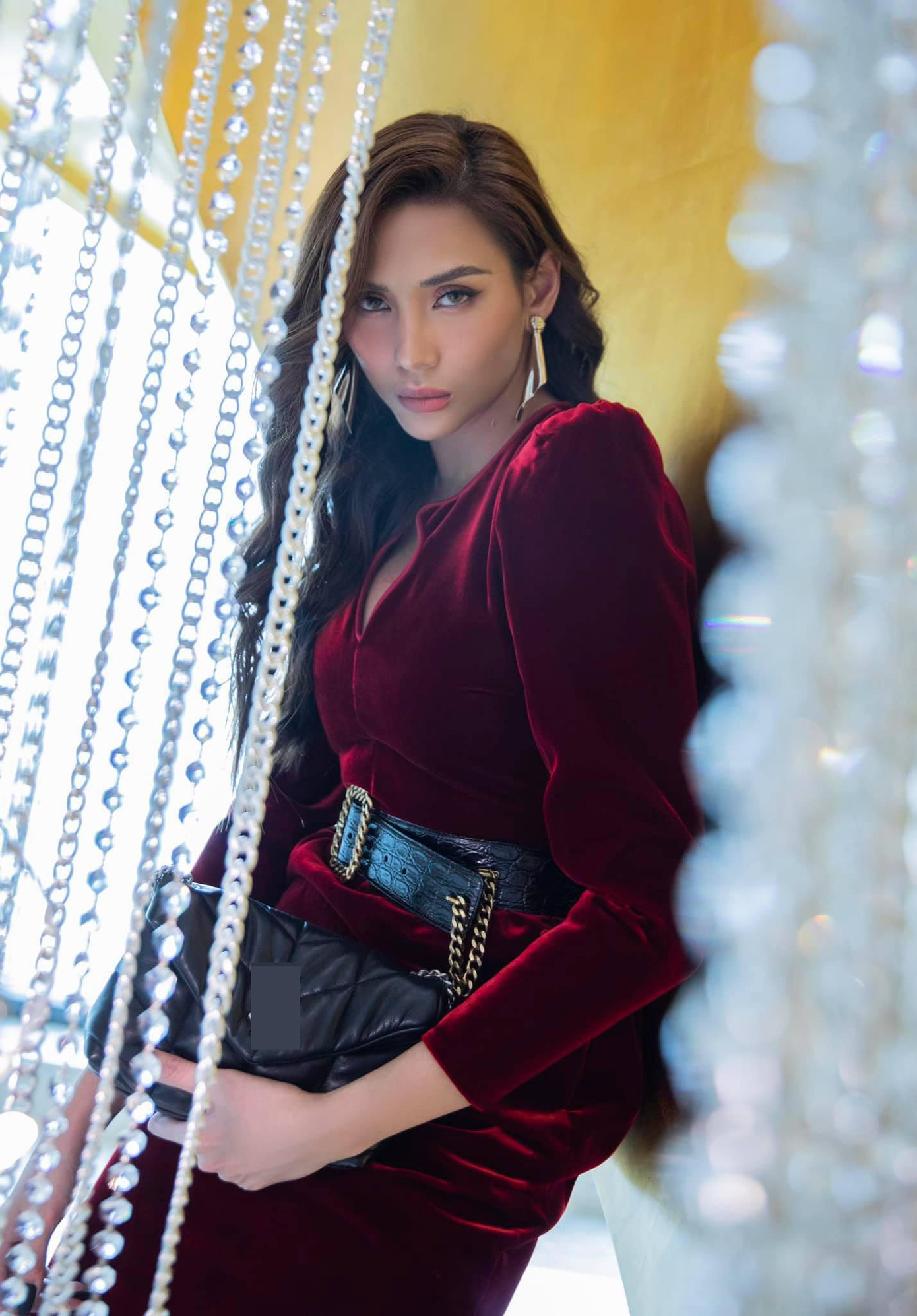 Á hậu Võ Hoàng Yến kiêu sa, thanh lịch với bộ váy nhung tông màu đỏ mận sang trọng.