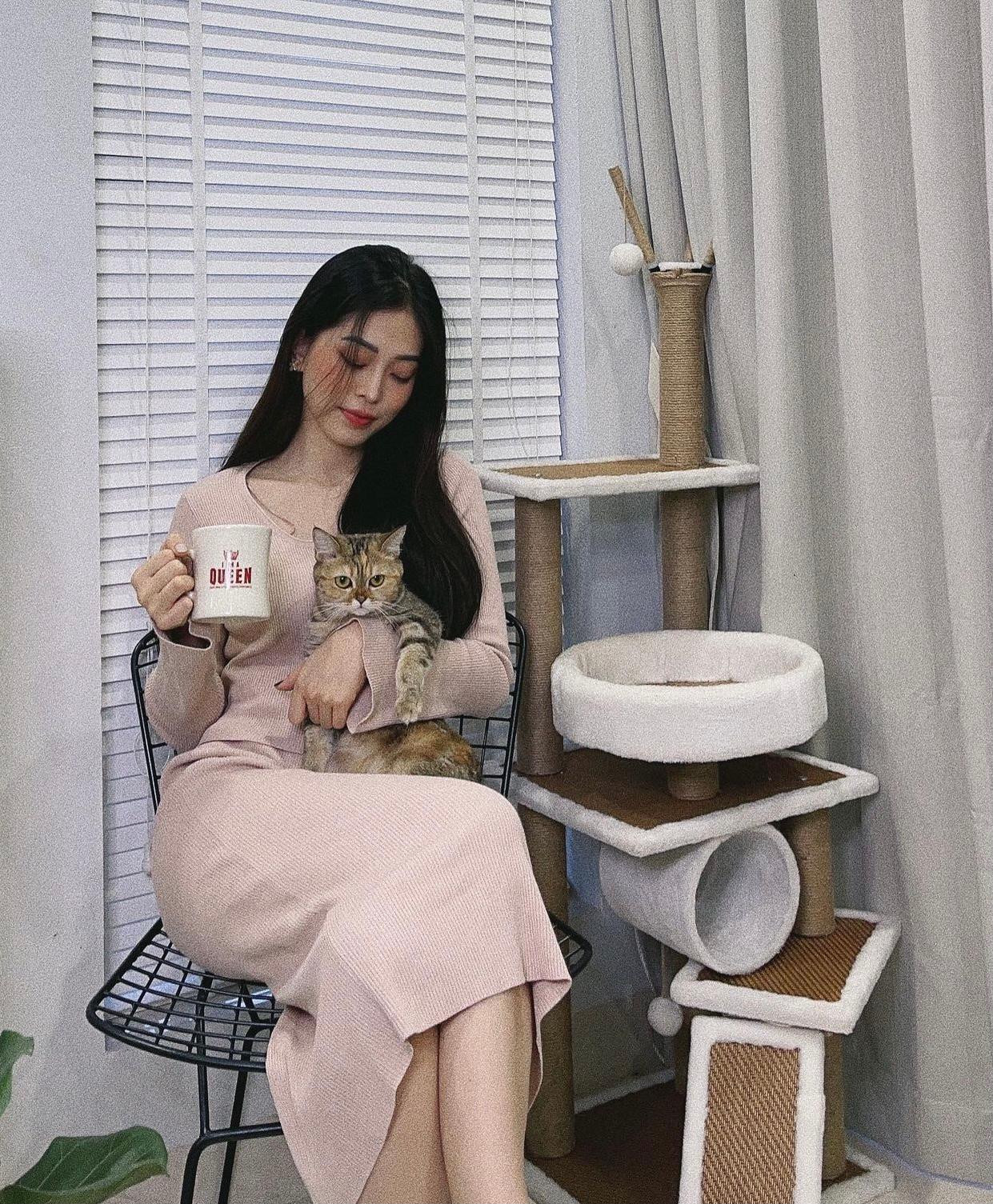 Á hậu Phương Nga đẹp tựa nàng thơ bên chú mèo cưng.