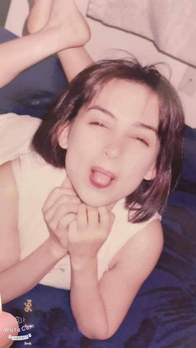 Do gia đình khó khăn, mẹ mất sớm nên Phi Nhung phải bỏ học từ năm 11 tuổi, phụ giúp ông bà ngoại nuôi 5 đứa em. Tuy nhiên, ngay từ ngày đó Phi Nhung đã có ước mơ trở thành ca sỹ.