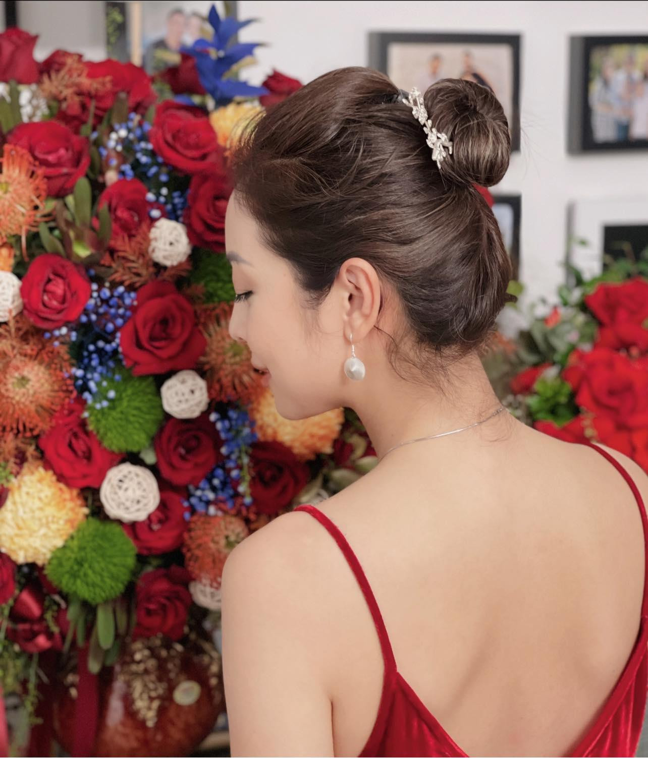 Hoa hậu Jennifer Phạm diện váy lụa màu đỏ, khoe trọn lưng trần nuột nà và quyến rũ.