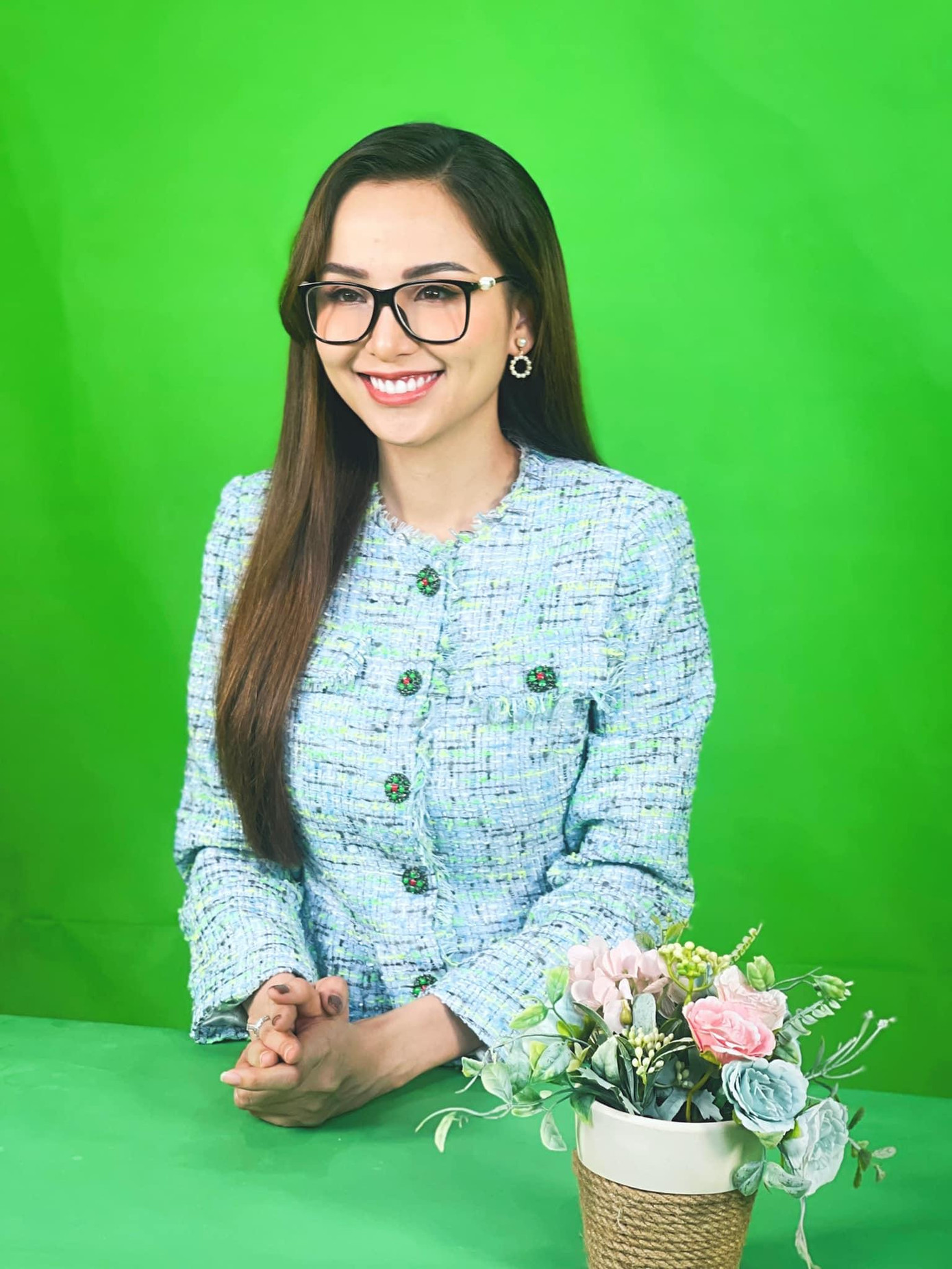 Hoa hậu Diễm Hương nền nã, duyên dáng trên trường quay trong bộ váy xanh.