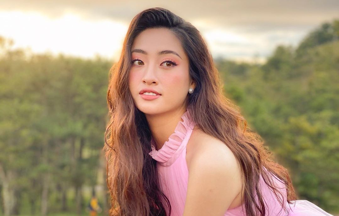 Không chỉ xinh đẹp với đôi chân dài 1m22 trứ danh, Lương Thuỳ Linh còn gây ấn tượng với thành tích học tập 'khủng' và đặc biệt là trình độ tiếng Anh của mình. Lương Thuỳ Linh từng là thành viên của đội tuyển học sinh giỏi cấp quốc gia môn tiếng Anh và đạt Ielts 7.5.