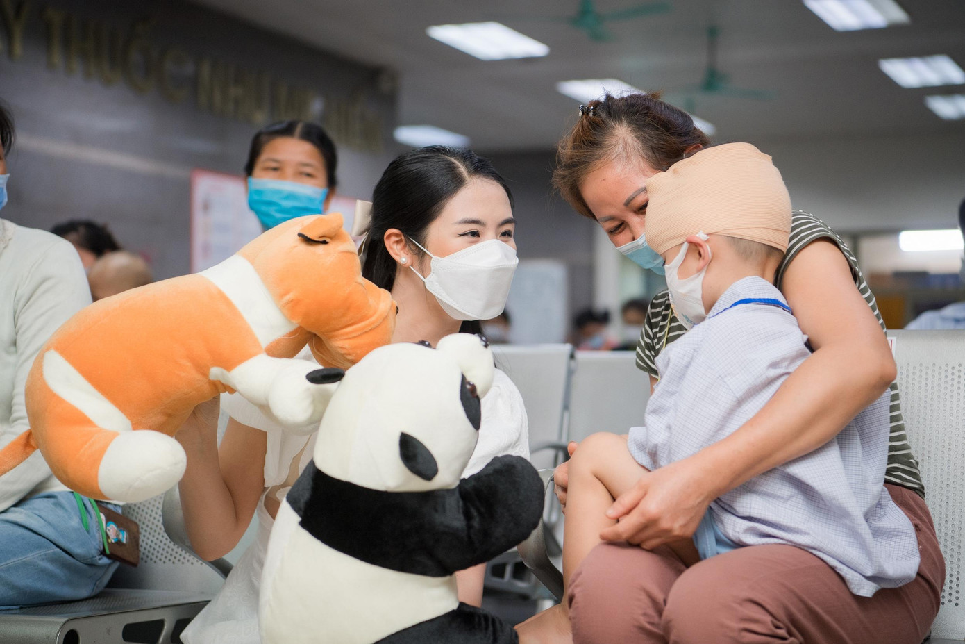 Ngọc Hân tặng quà cho các bệnh nhi. Ngọc Hân tặng quà cho các bệnh nhi.