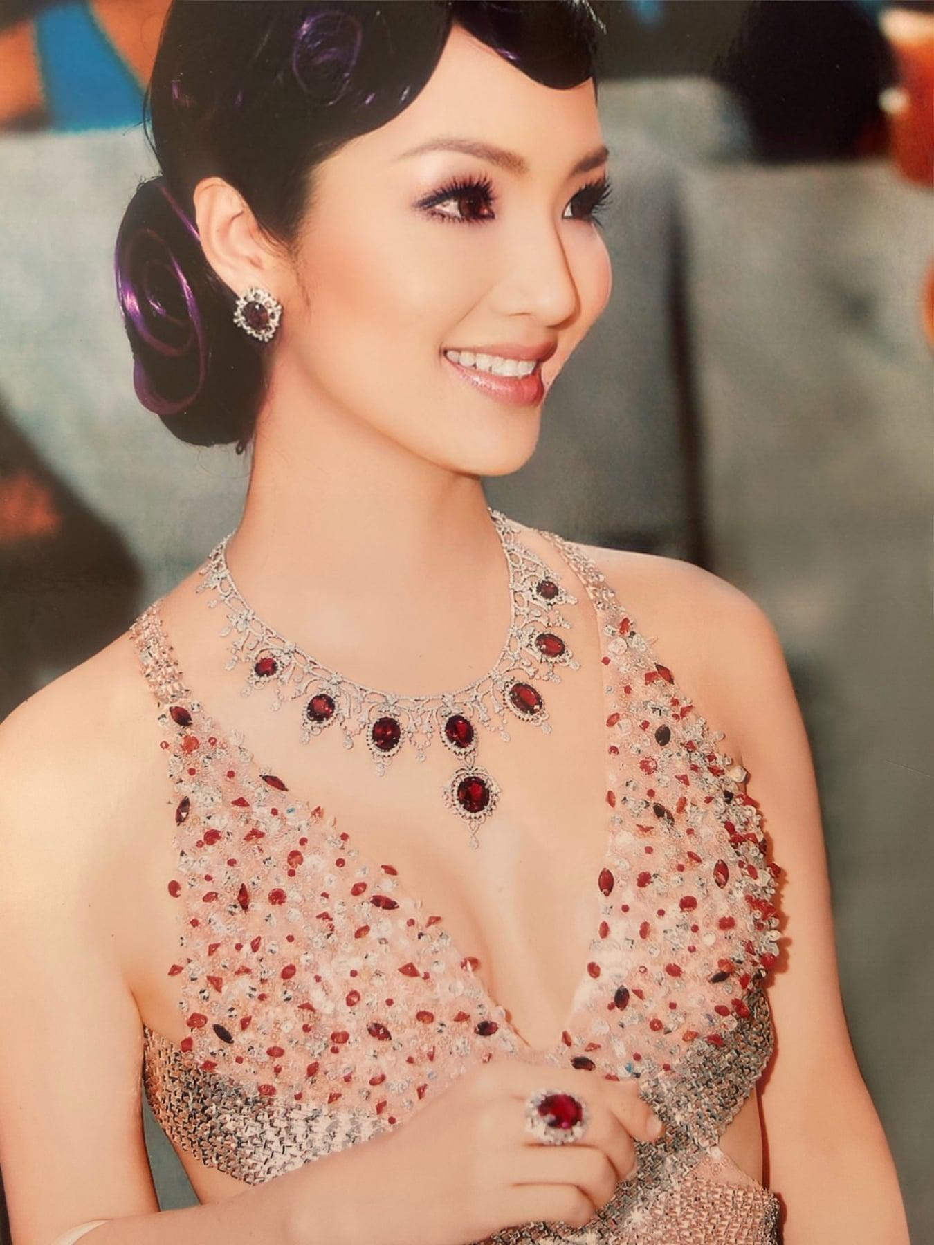 Mới đây trên trang cá nhân, Hoa hậu Giáng My đã chia sẻ những hình ảnh cô tham dự một liên hoan phim quốc tế được tổ chức ở Bangkok, Thái Lan liên tiếp trong khoảng thời gian các năm 2007, 2008.