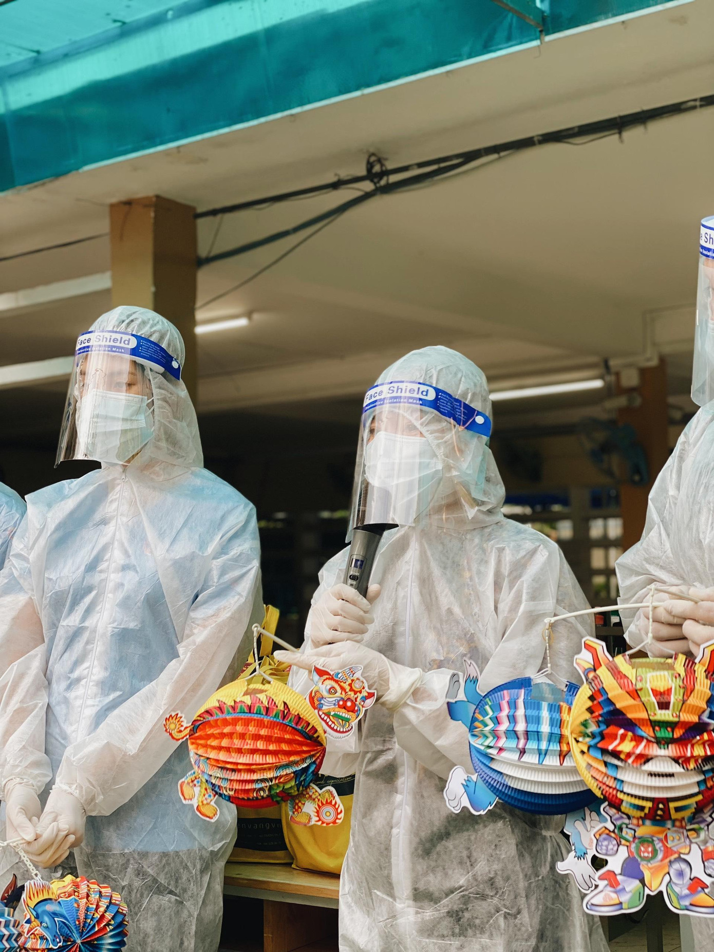 Dàn người đẹp mặc đồ bảo hộ hoá thân thành chị Hằng. Dàn người đẹp mặc đồ bảo hộ hoá thân thành chị Hằng.