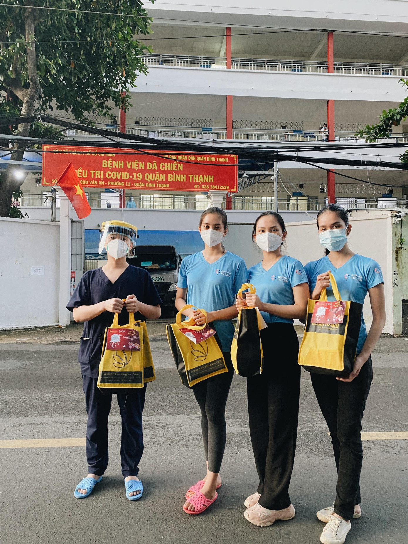 Các người đẹp và đoàn từ thiện cũng tặng quà Trung thu cho đội ngũ y bác sĩ. Các người đẹp và đoàn từ thiện cũng tặng quà Trung thu cho đội ngũ y bác sĩ.