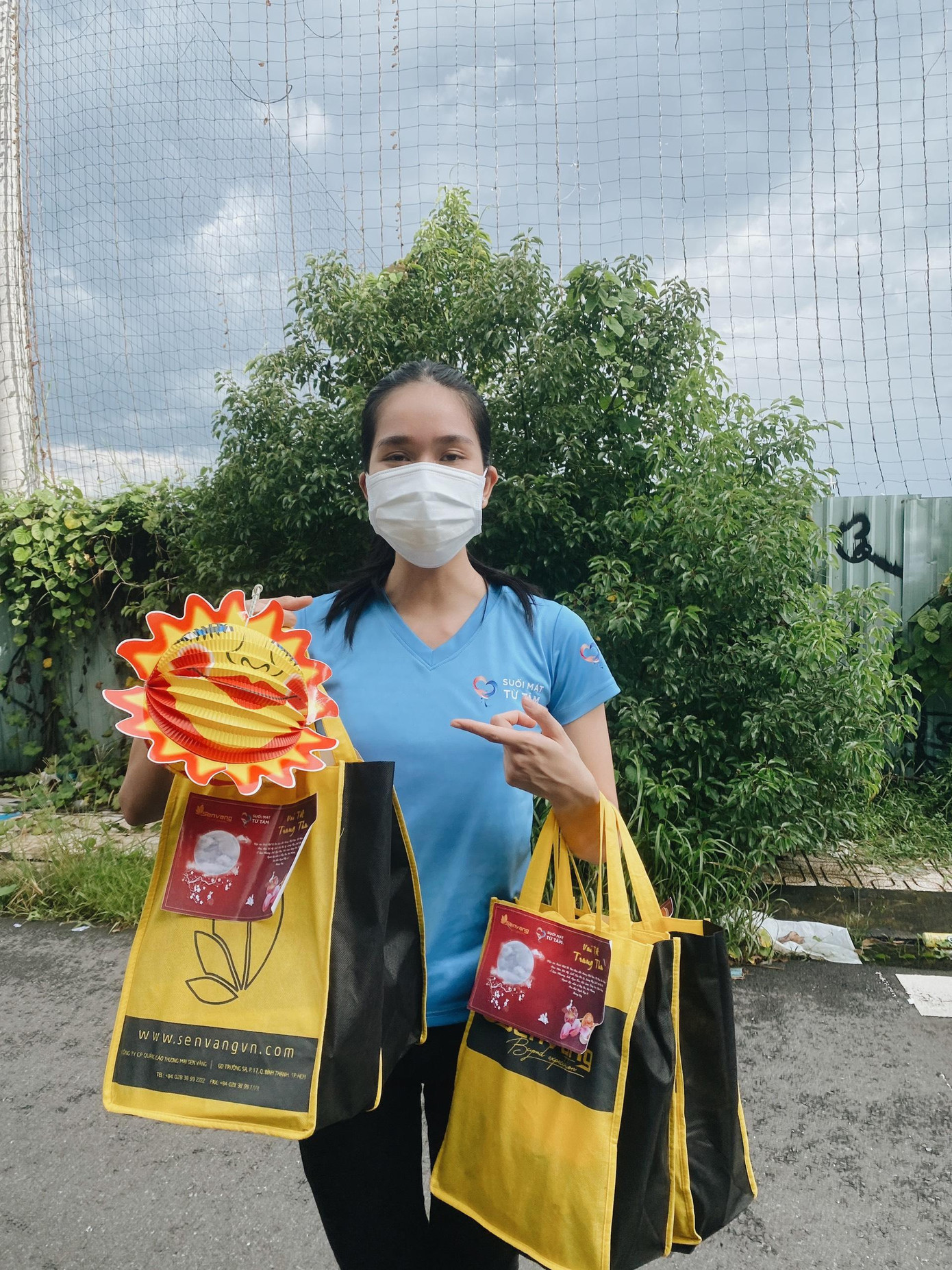 Hoa hậu Tiểu Vy, Á hậu Phương Anh đã có một ngày Trung thu đáng nhớ trong mùa dịch. Hoa hậu Tiểu Vy, Á hậu Phương Anh đã có một ngày Trung thu đáng nhớ trong mùa dịch.