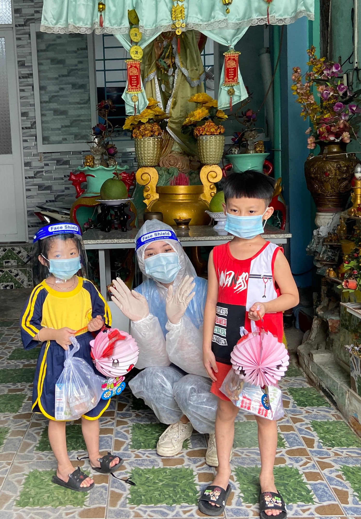 Các người đẹp mang bánh trung thu, lồng đèn tới tặng các em nhỏ đang điều trị ở các khu cách ly. Các người đẹp mang bánh trung thu, lồng đèn tới tặng các em nhỏ đang điều trị ở các khu cách ly.