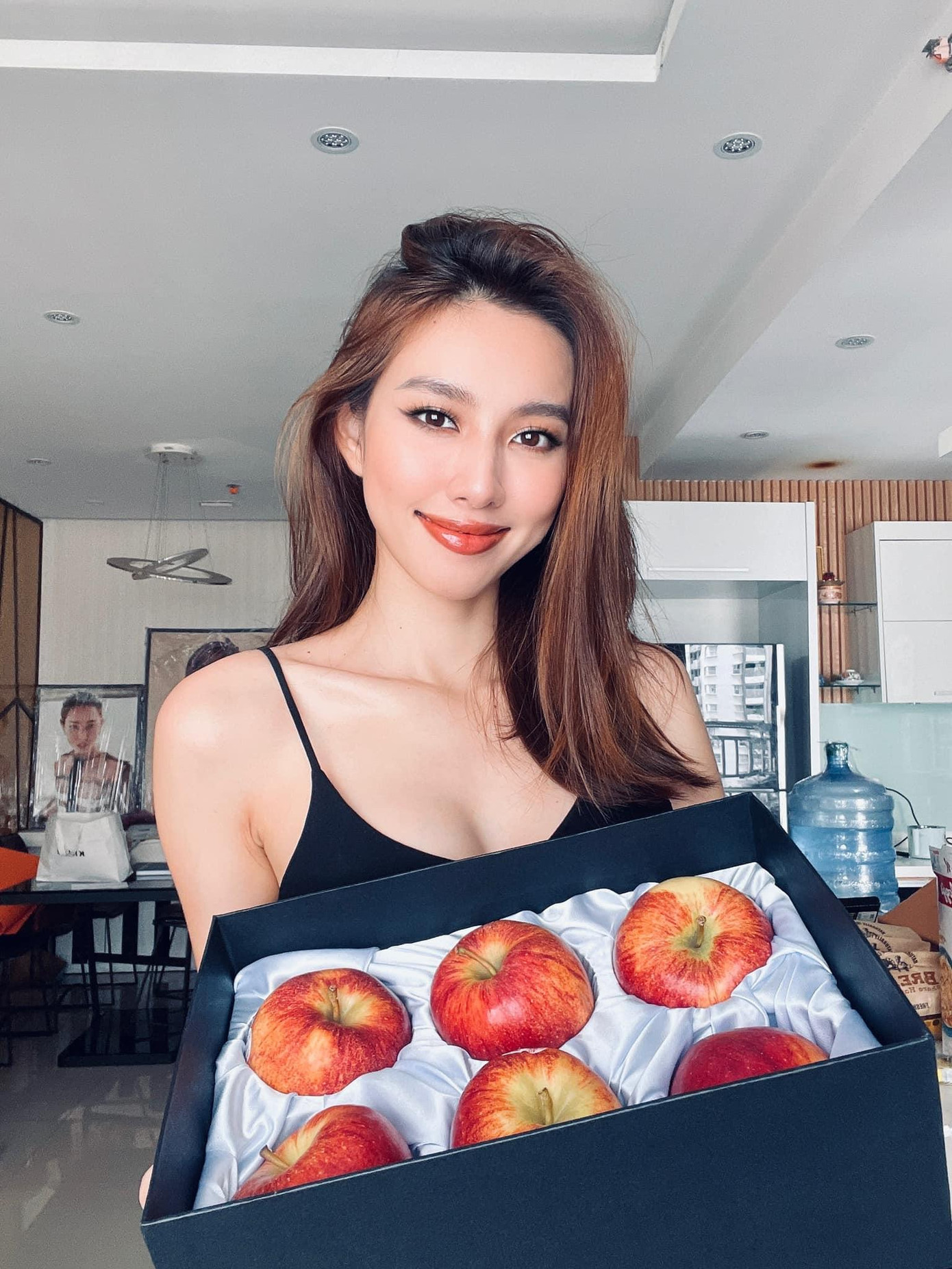 Người đẹp Nhân ái Thuỳ Tiên diện áo hai dây khoe vòng một đầy đặn, quyến rũ.