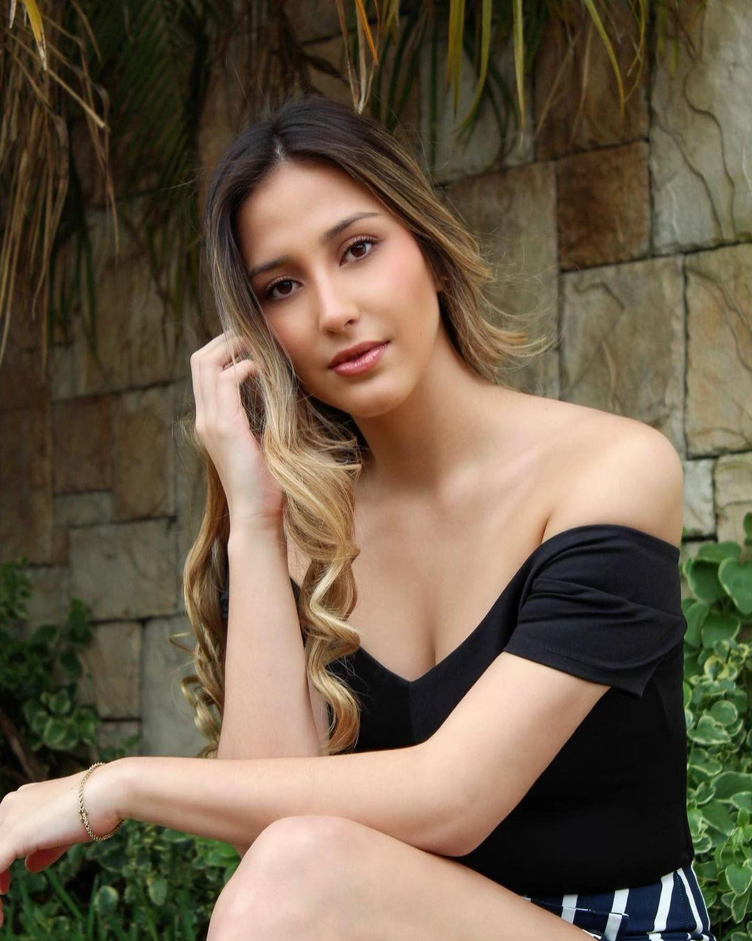 Cô là một vận động viên bóng chuyền, vũ công ba lê và đang chuẩn bị thi đấu trong lĩnh vực bơi lội.