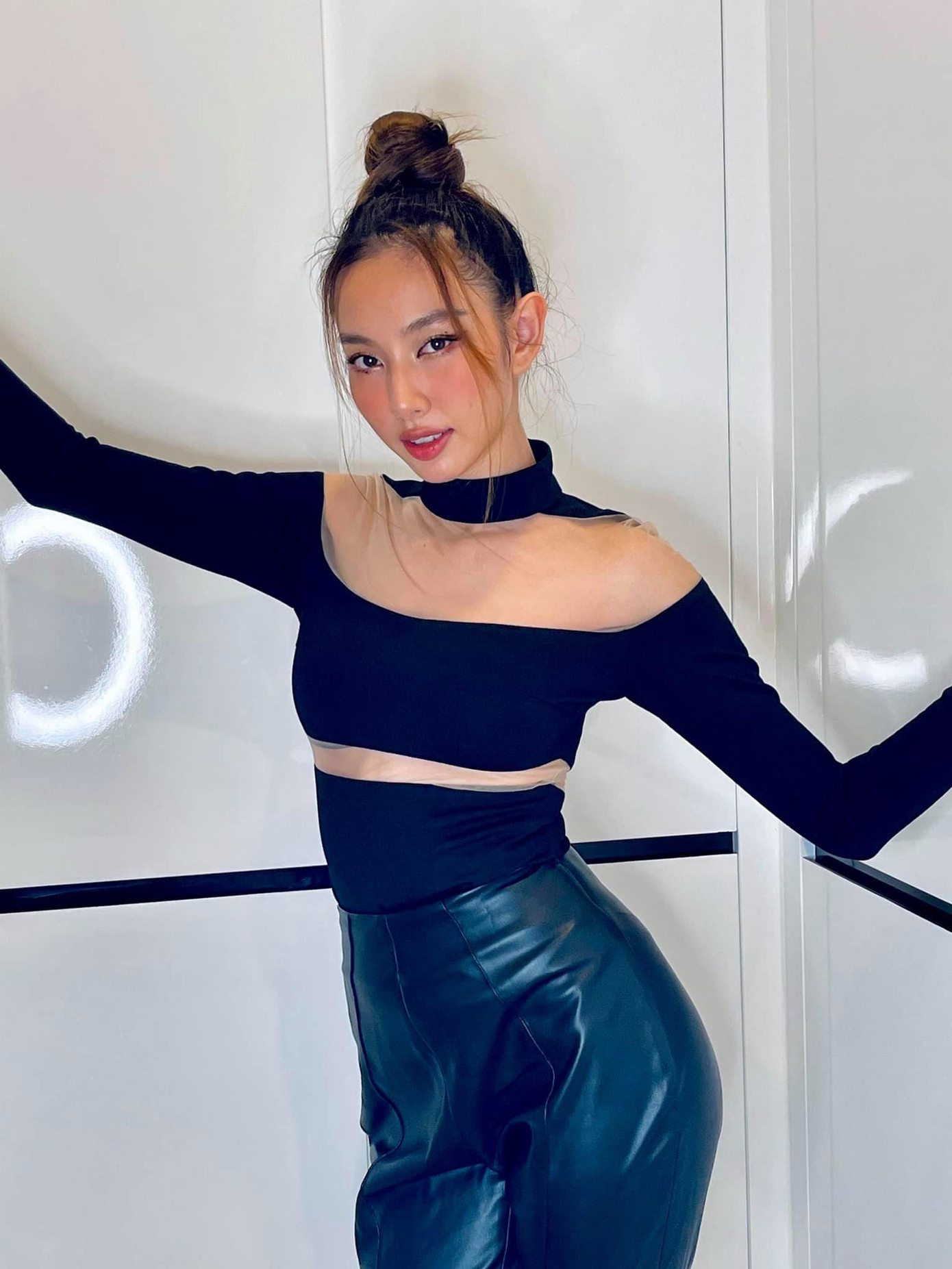 Người đẹp Nhân ái Nguyễn Thúc Thuỳ Tiên diện cả 'cây đen' cực kỳ cá tính và quyến rũ.