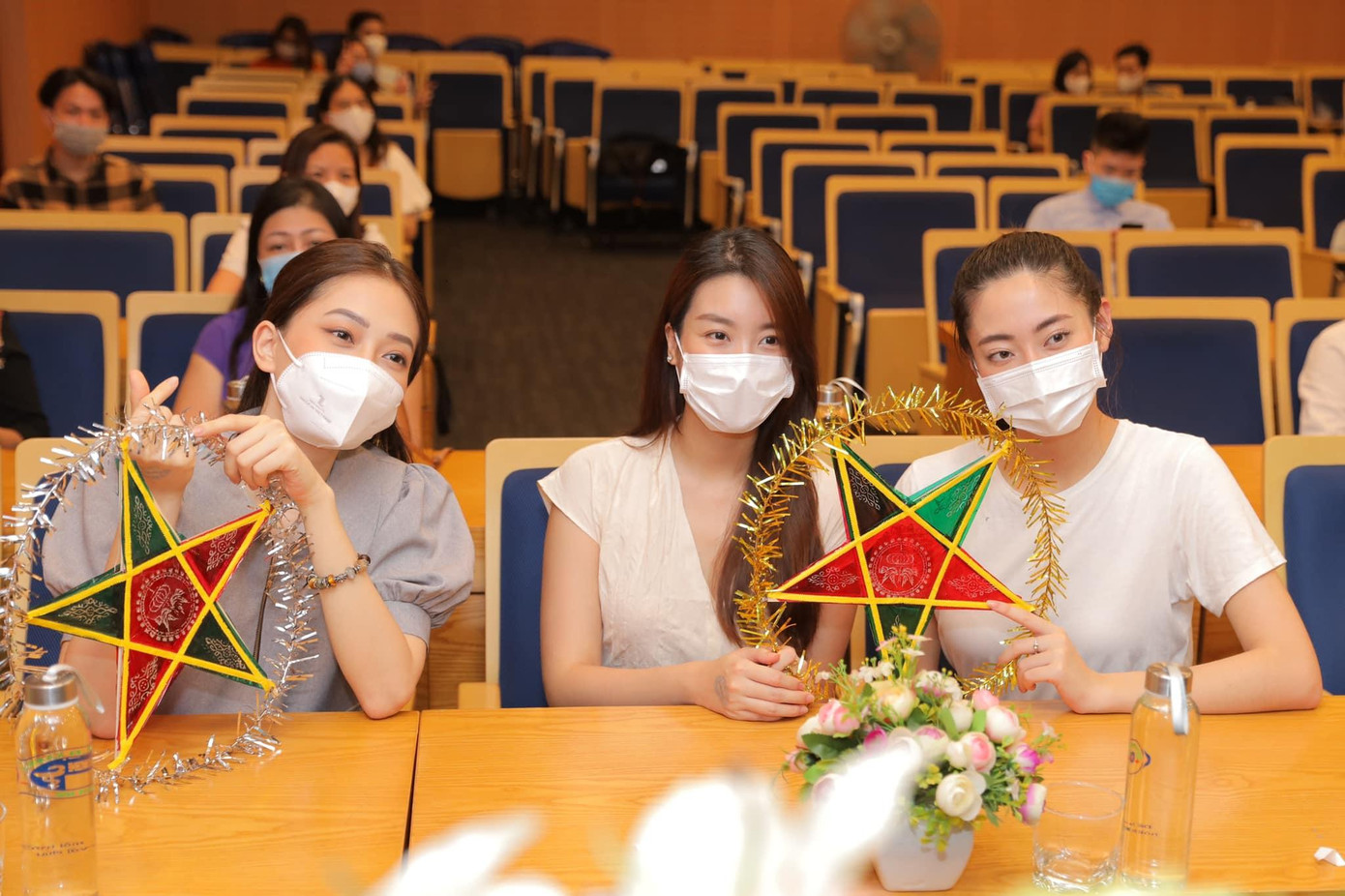 Hoa hậu Lương Thuỳ Linh, Đỗ Mỹ Linh, Á hậu Phương Nga tham gia chương trình trung thu cho các bệnh nhi.