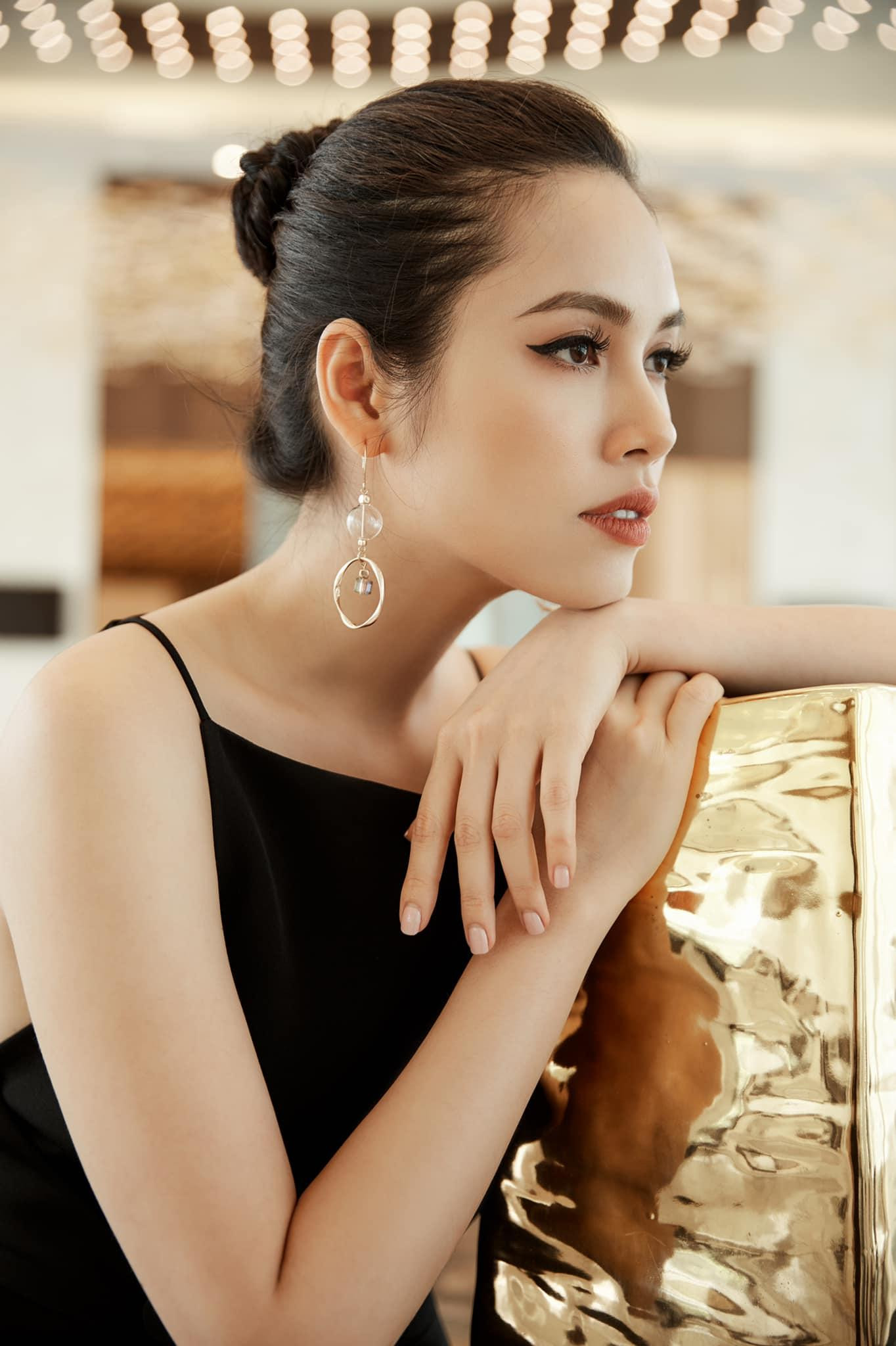 Á hậu Hoàng My kiêu sa, hút hồn với hình ảnh quý cô thanh lịch.