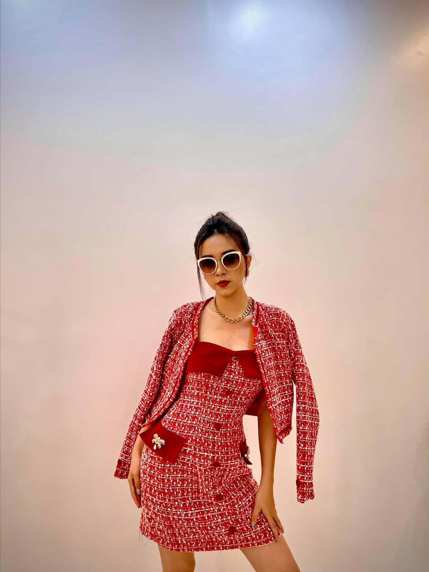 Á hậu Thuý An diện set đồ vải tweed tông màu đỏ nổi bật vô cùng sang chảnh, quyến rũ.