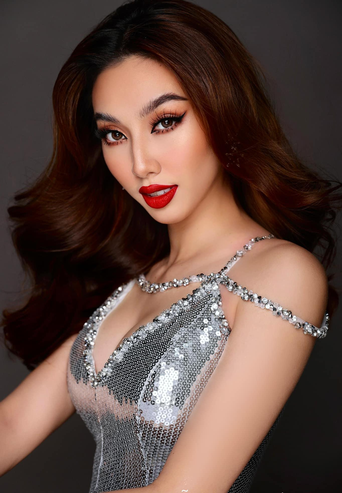 Người đẹp Nguyễn Thúc Thuỳ Tiên - đại diện Việt Nam ở Miss Grand 2021 khoe vẻ đẹp sắc sảo và quyến rũ.