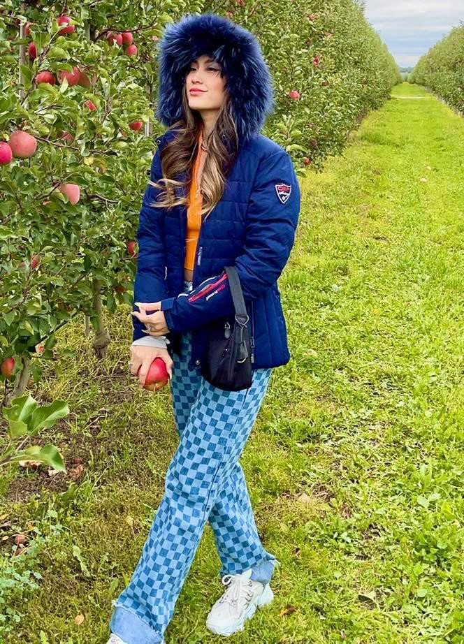 Người đẹp đang có chuyến đi sang Ba Lan để thăm chồng.