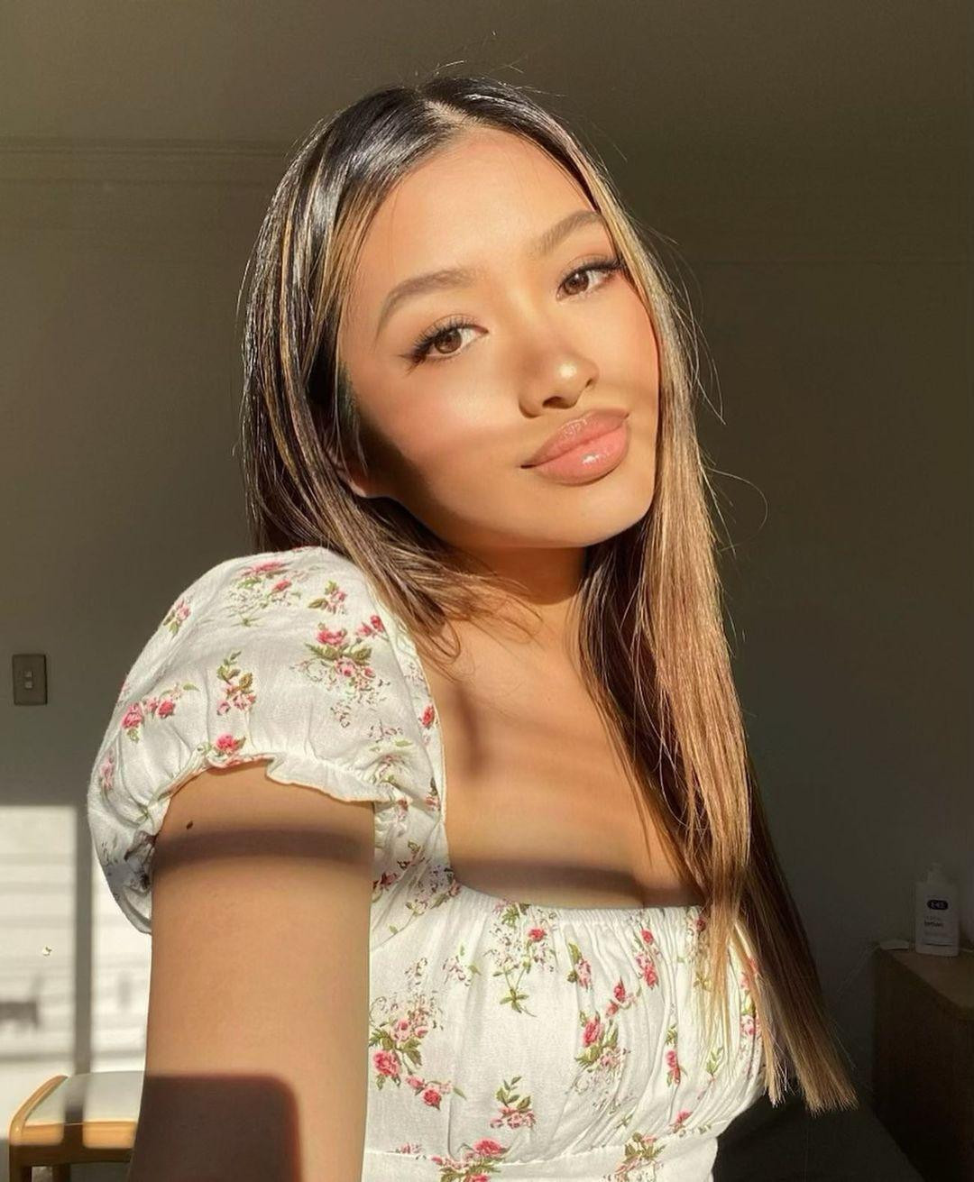 Phoebe Soegiono có cả bố và mẹ là người Indonesia. Cô sinh ra và lớn lên tại Australia và từng có vài năm sống tại Indonesia khi còn niên thiếu. Phoebe Soegiono có cả bố và mẹ là người Indonesia. Cô sinh ra và lớn lên tại Australia và từng có vài năm sống tại Indonesia khi còn niên thiếu.