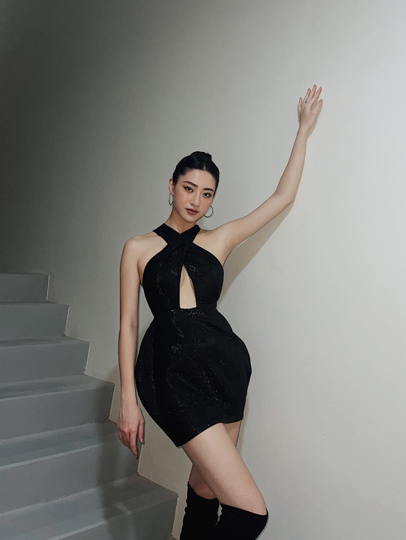 Hoa hậu Lương Thuỳ Linh khiến fans trầm trồ khi diện bộ váy đen chất liệu sequin lấp lánh, khoe trọn body nóng bỏng.