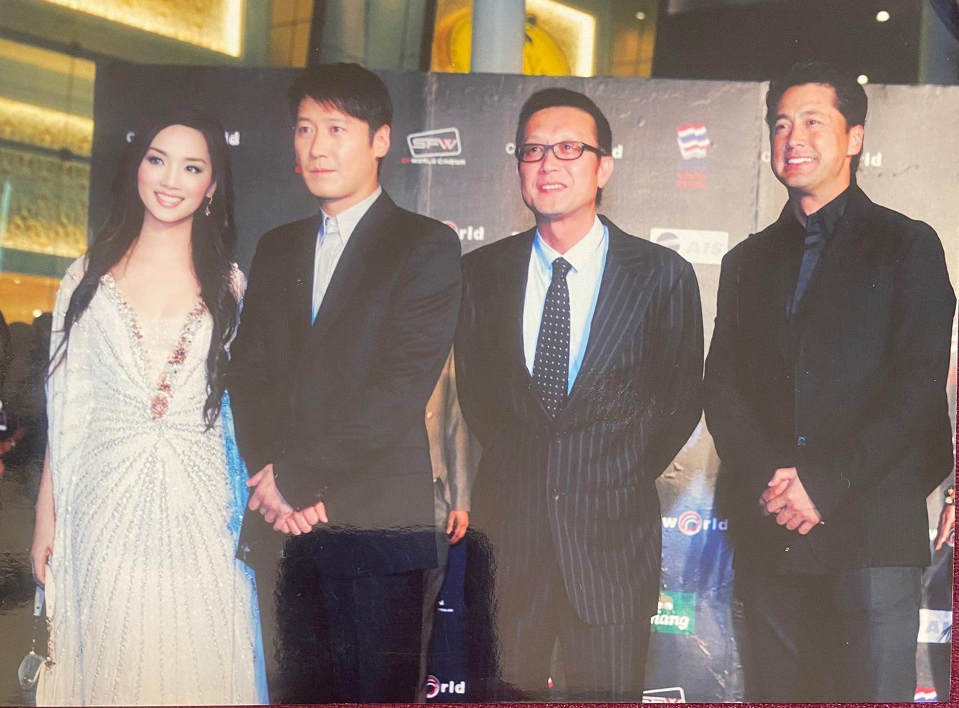 Giáng My chụp ảnh cùng tài tử Lê Minh - một trong 'tứ đại thiên vương' Hong Kong một thời (thứ hai từ trái sang) và tài tử TVB Vương Mẫn Đức (ngoài cùng bên phải).