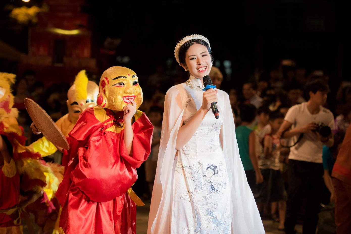 Nét đẹp rạng rỡ của chị Hằng Ngọc Hân bên chú Cuội đã chinh phục rất nhiều em nhỏ.