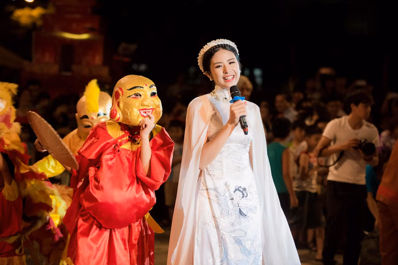 Nét đẹp rạng rỡ của chị Hằng Ngọc Hân bên chú Cuội đã chinh phục rất nhiều em nhỏ.