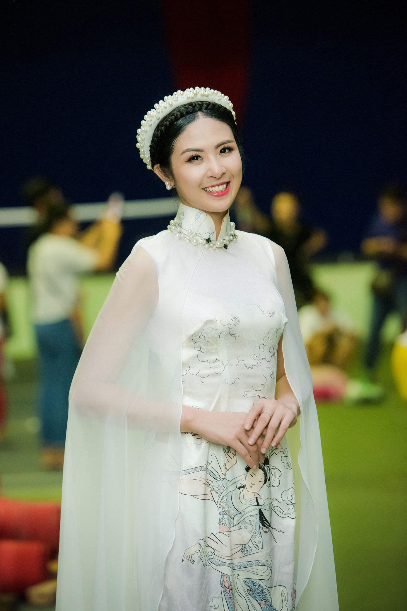 Chọn áo dài mang hơi hướng cổ trang, Hoa hậu Ngọc Hân hoá thân thành một chị Hằng yêu kiều trong ngày rằm Trung thu.