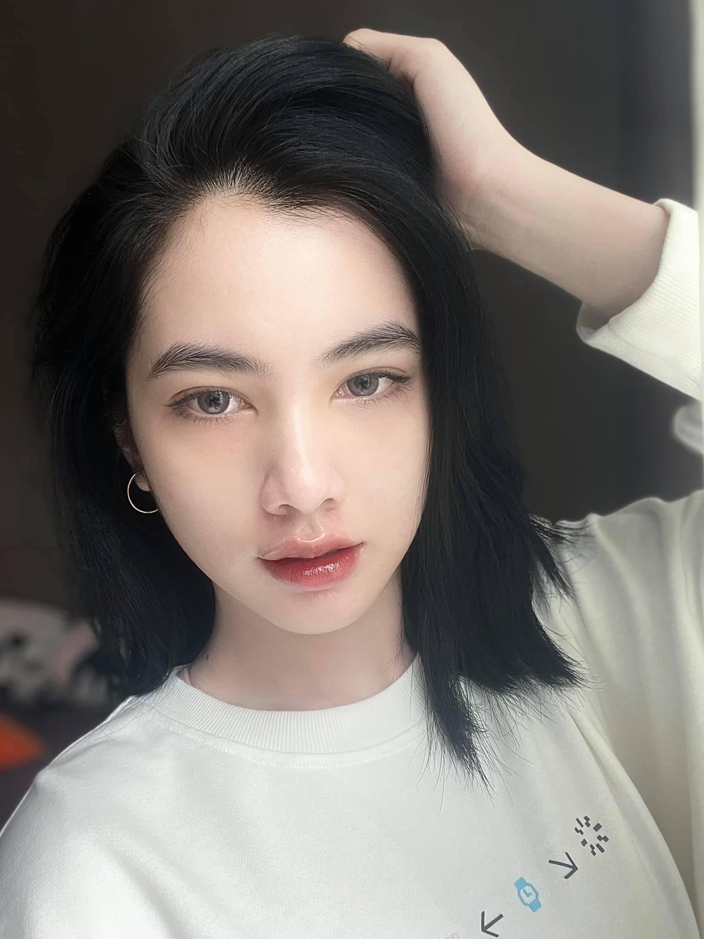 Người đẹp Cẩm Đan diện sắc trắng tinh khôi, duyên dáng.