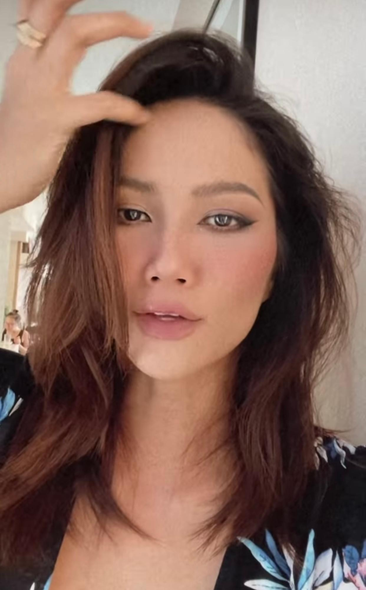 Hoa hậu H'Hen Niê trổ tài tự make-up ở nhà.